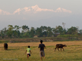 Die Kids spielen Fussball - im Hintergrund die Eisriesen des Himalaya